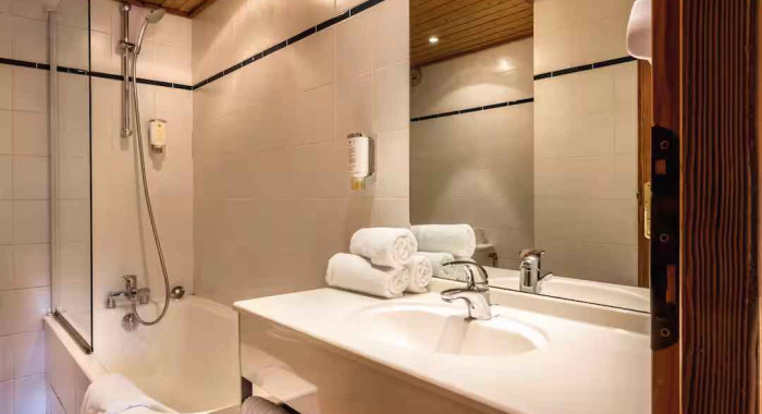 Hotel Les Cretes Blanches, Val D'Isere ski chalet, image 8